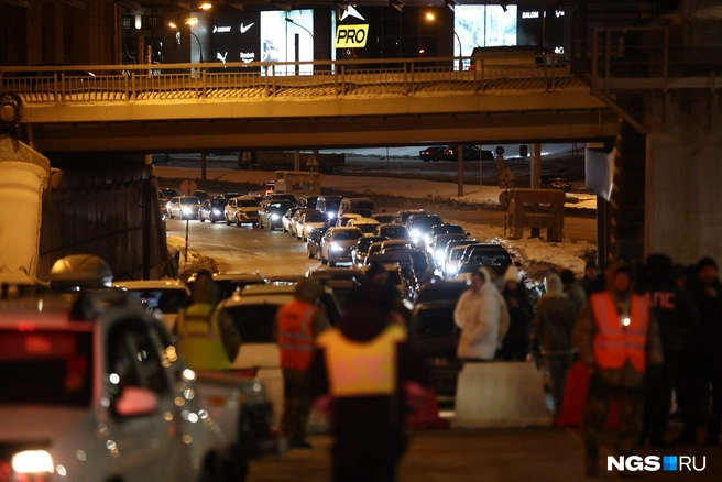 Мост решили открыть ночью для безопасности дорожного движения&nbsp;— чтобы водители могли сориентироваться. Несмотря на время, за полчаса до события на въезде на мост собралась пробка из желающих первыми прокатиться по объекту | Источник: Александр Ощепков / NGS.RU
