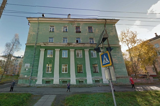 Даже на панорамах Google заметно, что мимо Торцева, 55 часто ходят дети. Рядом находятся школа № 9 и Северодвинская гимназия | Источник: Google.ru / maps