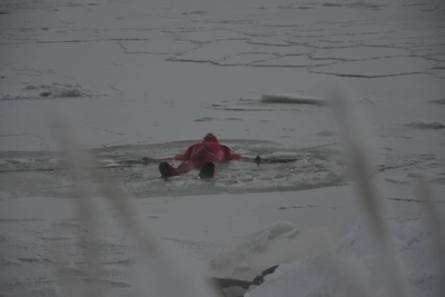 Женщину смыло течением при айс-флоатинге в Мурманской области