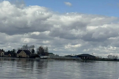 Половодье отступает неравномерно: за сутки освободился мост