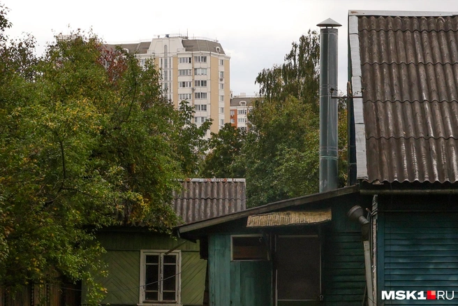 К частному сектору постепенно подступают многоэтажные дома | Источник: Артем Устюжанин / MSK1.RU