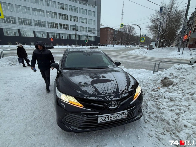 Это не просто нарушение&nbsp;— рецидив в исполнении той же Toyota Camry, что попадалась за езду по тротуару, когда подвозила до дома детского омбудсмена Евгению Майорову. Водителя оштрафовали, но ощущение, что нужны меры покруче. И не только к тем, кто за рулем, а скорее к тем, кто отдает им приказы парковаться таким образом | Источник: читатель 74.RU