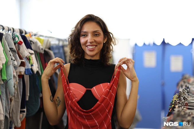 Необычные платья сами плывут Саре в руки  | Источник:  Мария Тищенко / NGS.RU 