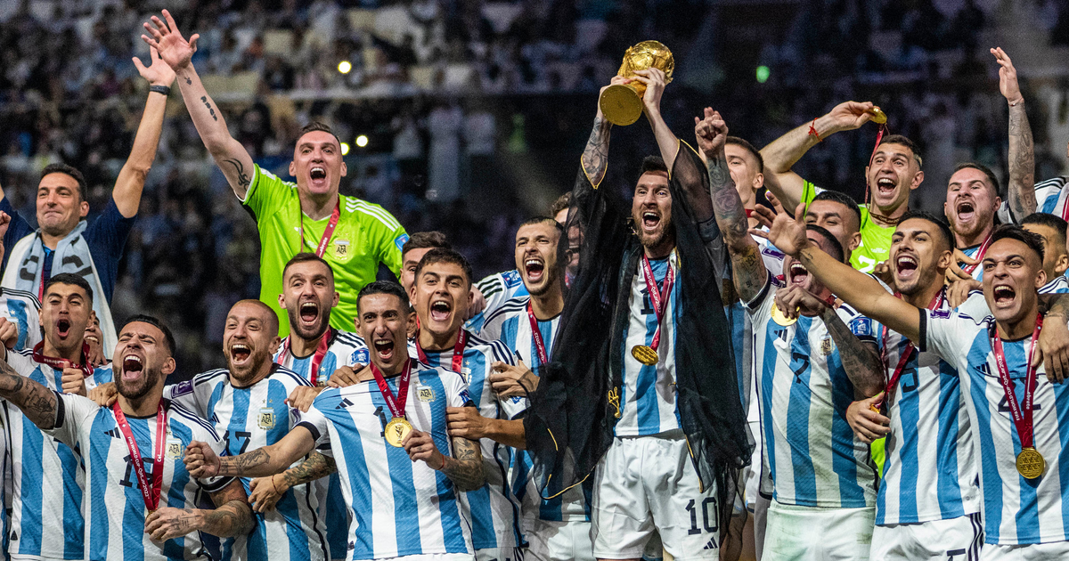 Сколько раз становилась чемпионом сборная команда аргентины. Сборная Аргентины с Кубком. Аргентина победитель ЧМ 2022. Месси победитель ЧМ.