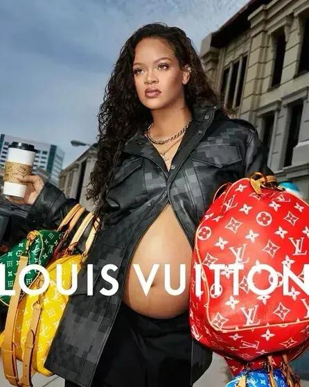 368 бриллиантов на шее: Рианна на показе Louis Vuitton показала новый тренд — часы вместо чокера