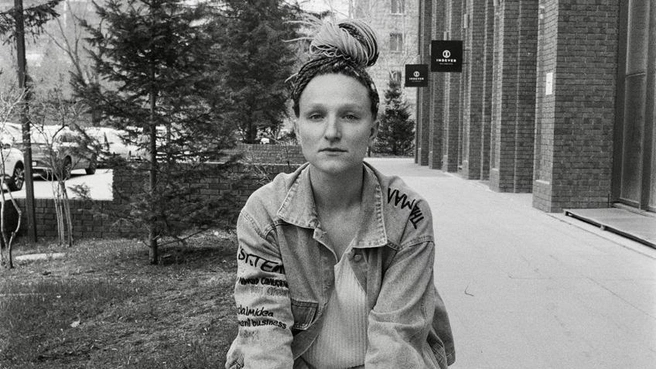 Дарья Воевода говорит, что на самом деле съемки были давно, в сентября, а выпуск вышел недавно | Источник: предоставлено Дарьей Воеводой