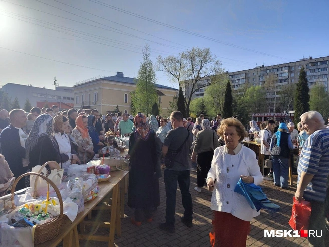 У церкви поставили столы для освящения куличей и пасхальных корзин | Источник: Игорь Мещанев / MSK1.RU