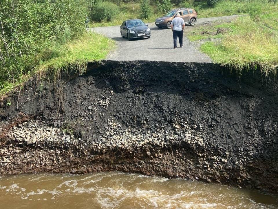 «Горная речка все сметает»: жители поселка в Челябинской области показали затопленные дома и смытые мосты