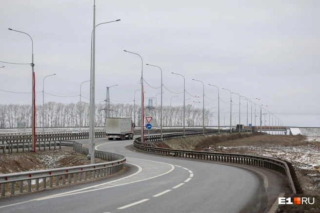 По новой дороге едет огромное количество фур | Источник: Владислав Лоншаков / E1.RU
