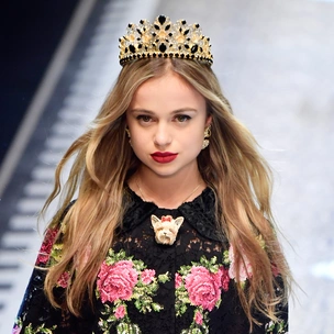 Голубая кровь на подиуме: наследницы британской короны в показе Dolce & Gabbana