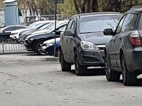 В конце тупикового проезда висел знак, запрещающий парковку на той стороне, где находилась «Нива». Он заметен только при движении в обратную сторону | Источник: читатель E1.RU