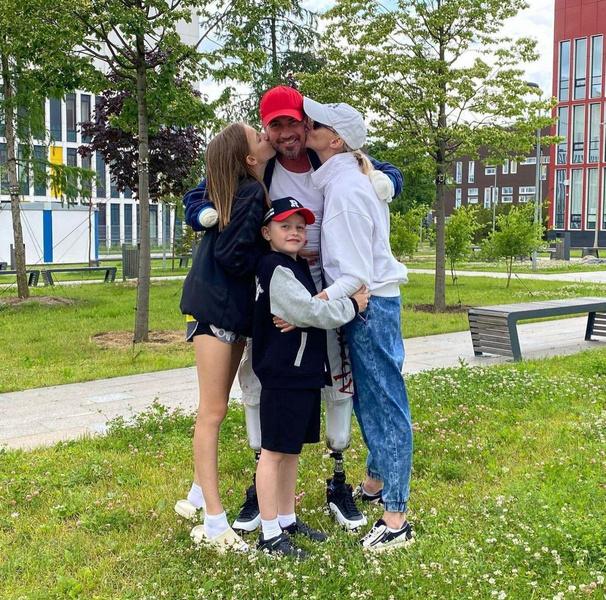 «Мои спасители»: Роман Костомаров показал фото с семьей — впервые после больницы