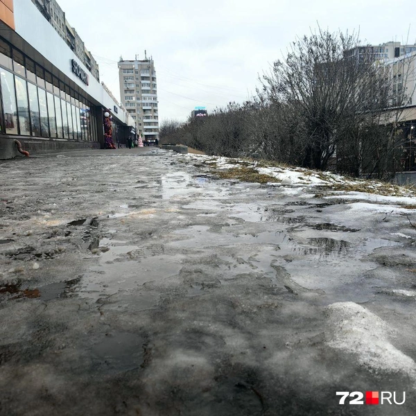 Так выглядят тротуары и площадки перед магазинами | Источник: Павел Красоткин / 72.RU