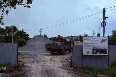 В Белогорске начали благоустройство парка у озера