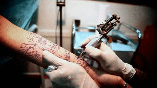 7 мест на теле, где больнее всего бить татуировки