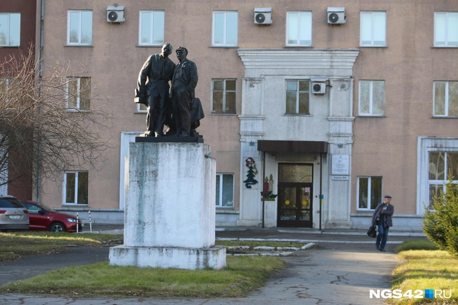 В Новокузнецке также есть отдельные памятники Ленину и Горькому | Источник: Игорь Епифанцев / NGS42.RU