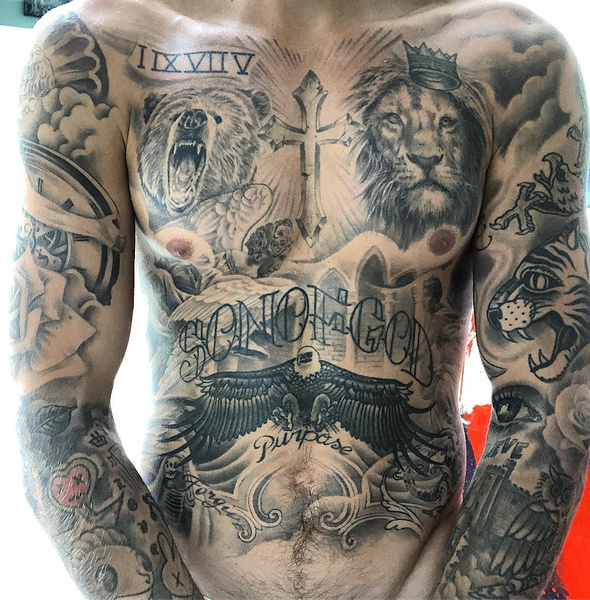 Джастин Бибер превратился в Cупермена и продемонстрировал фанатам свои татуировки