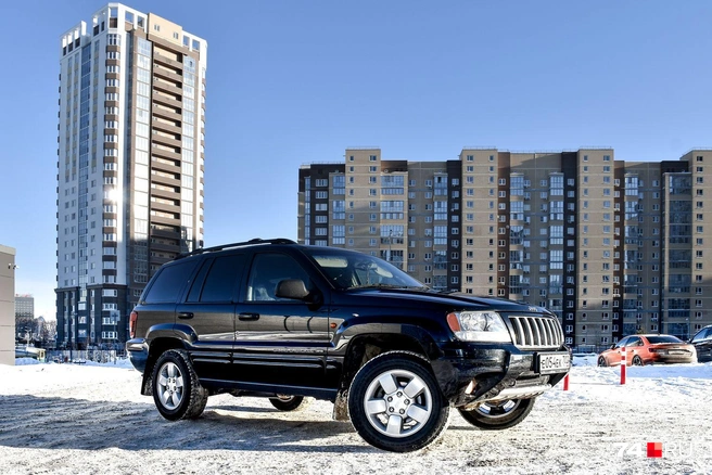 Во время дебюта в России в 2001 году Jeep Grand Cherokee второго поколения стоил от $&nbsp;42 тысяч. По нынешнему курсу&nbsp;— это 3,3 млн, но нужно учесть долларовую инфляцию, так что в реальности цена ближе к 4 млн | Источник: Артем Краснов