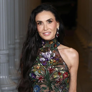 Цвет спелой вишни на ногтях Деми Мур: подсматриваем идею для маникюра