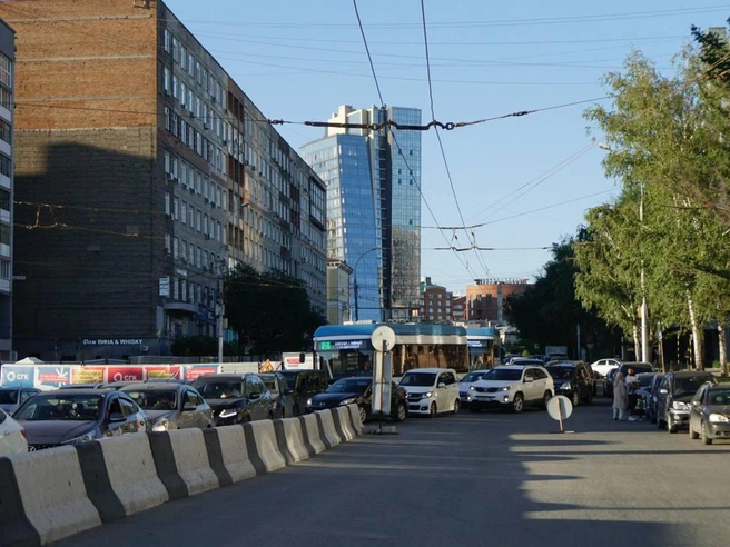 Затор начинался от площади Кондратюка | Источник: Александр Ощепков / NGS.RU