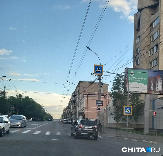 Речь в публикации идет о рекламе, которая размещена на столбе со знаком с изображением грузового автомобиля, который означает, что ездить таким автомобилям по этой дороге запрещено | Источник: очевидец