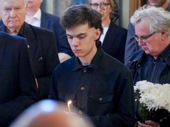 Два месяца назад похоронил маму, а теперь — дедушку: 22-летний внук Владимира Молчанова один стоит у гроба