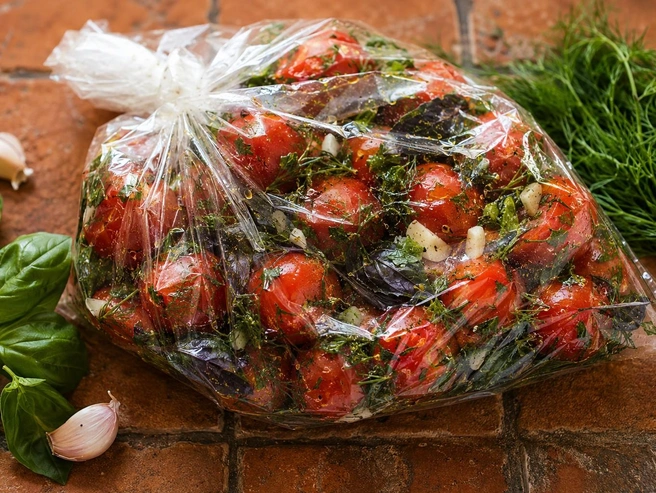 Спелые томаты дают более яркий вкус даже при короткой засолке | Источник: GPT