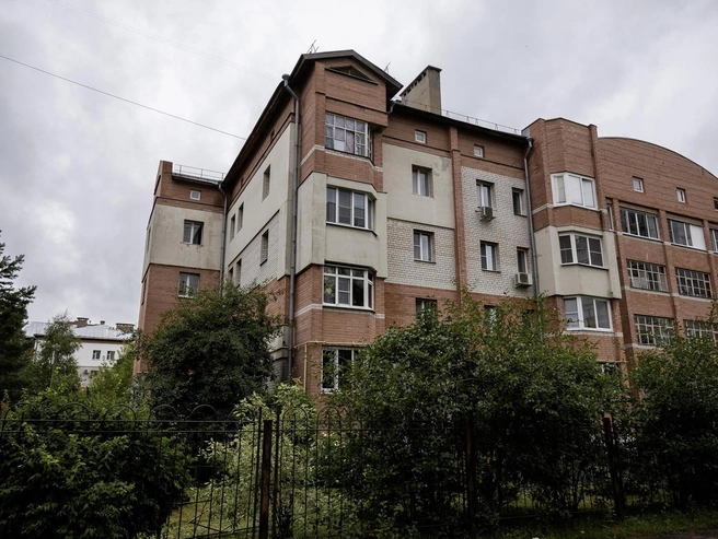 Между советскими многоэтажками построили новый дом на освободившемся участке | Источник: Александр Куренной / 76.RU