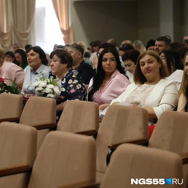 Родители и родственники выпускников в ожидании | Источник: Евгений Софийчук / NGS55.RU