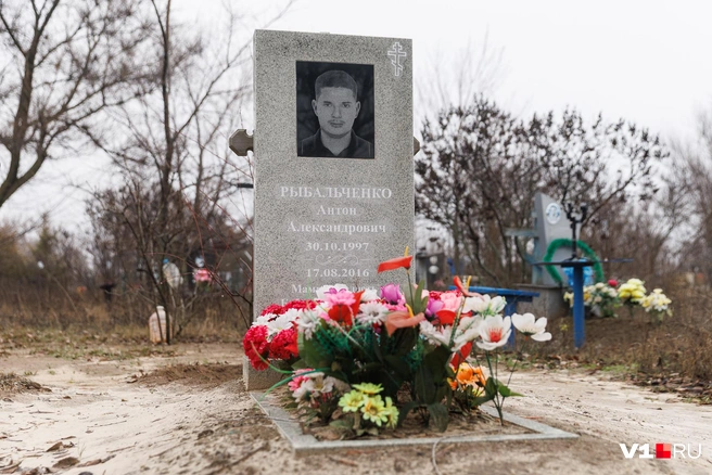 На памятнике надпись: «Мамина радость, бабушкина гордость» | Источник: Алексей Волхонский / V1.RU