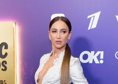 Бузова: «В Дубае на сцену выскочил молодой человек, попытался вырвать микрофон, разбил мне губу»