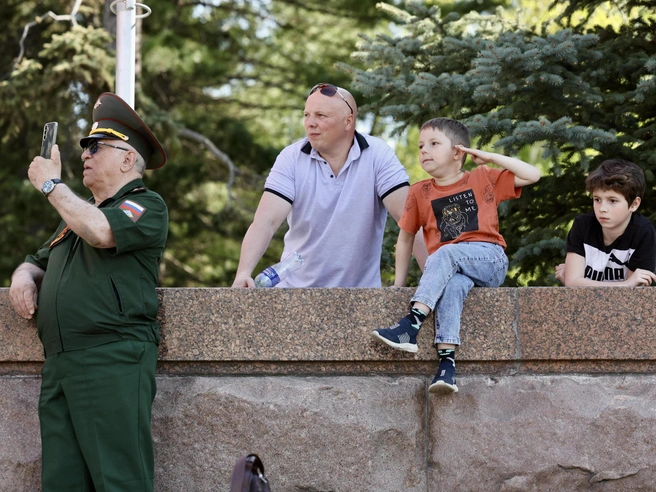 Близкие наблюдали за участниками парада вблизи | Источник: Наталья Лапцевич