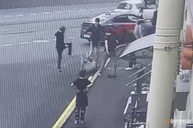 Драка со стрельбой у алкомаркета на Марата попала на видео. Полиция ищет всех участников конфликта | Источник: «Фонтанка.ру»
