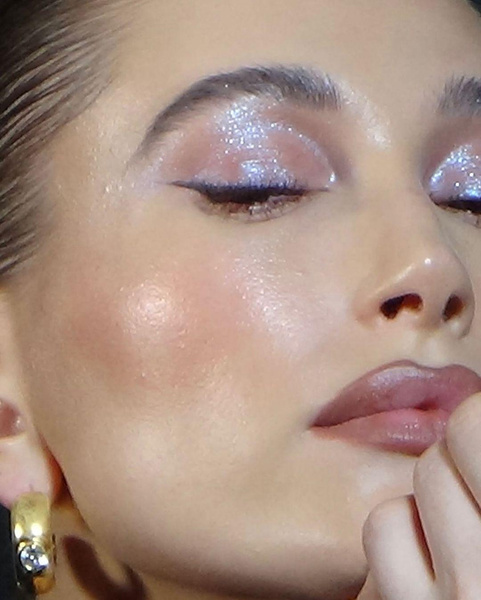 Голографические блестки на глазах — самый красивый тренд сияющего летнего макияжа от Хейли Бибер ✨