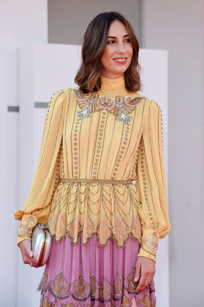 Райская птица: Джиа Коппола в многоярусном платье Gucci