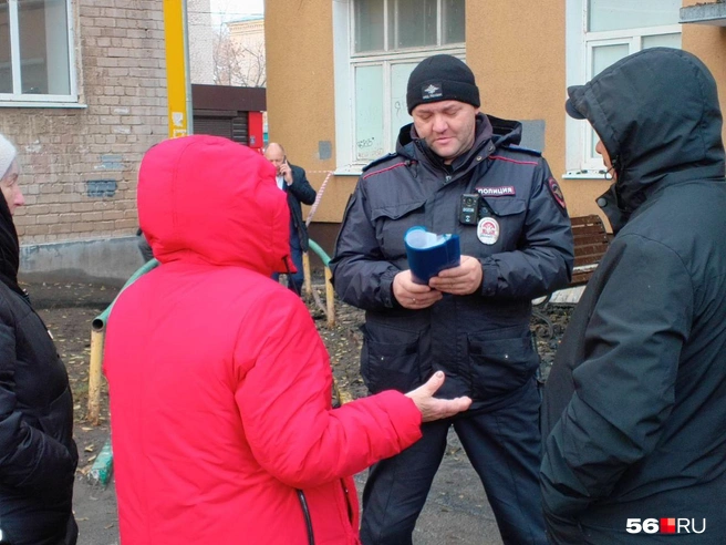 Горожане могут зайти в подъезд только с полицейскими | Источник: Владислав Митрошин / 56.RU