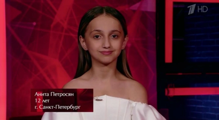 Девочка занимается вокалом с семи лет