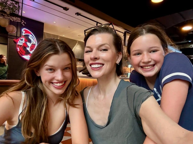 Даже улыбка как у мамы | Источник: millajovovich / Instagram (экстремистская организация, деятельность запрещена на территории РФ)