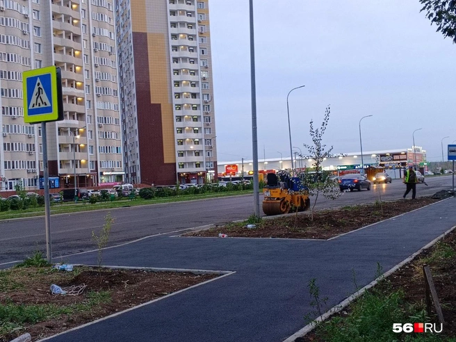 В этом микрорайоне жизнь кипит. Сложно представить, что в прошлом году здесь была большая вода | Источник: Владислав Митрошин / 56.RU