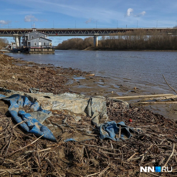 После снижения уровня воды стало видного много мусора вдоль берегов | Источник: Наталья Бурухина / NN.RU