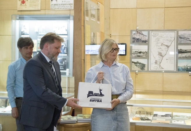 Несколько экземпляров книги были подарены городским библиотекам и архивам, где с ними могут ознакомиться любители истории родного города | Источник: Музей-заповедник «Сталинградская битва»