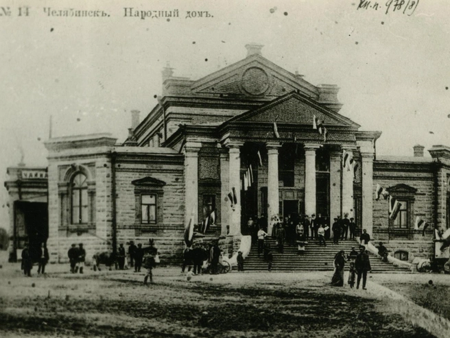 Датой официального открытия драмтеатра считается 9 декабря 1921 года. Тогда он работал в Народном доме, где сейчас располагается Молодежный театр
