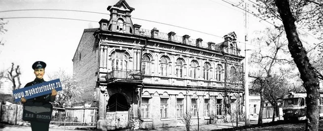 Фото 1987 года. Здесь видно, что на первом этаже под балконом был заезд во двор  | Источник: Фото В.Кадоркина / myekaterinodar.ru