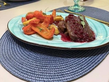 Есть варианты блюд с необычными соусами  | Источник: «Барыня»