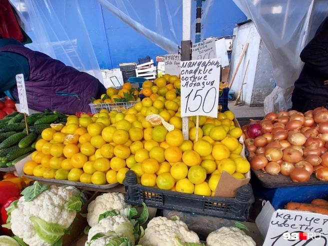 На переднем плане абхазские мандарины, а за ними&nbsp;— греческие | Источник: Екатерина Железнова / 93.RU