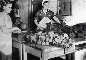Нарезка хлеба по карточкам, 1943 год | Источник: permgaspi.ru