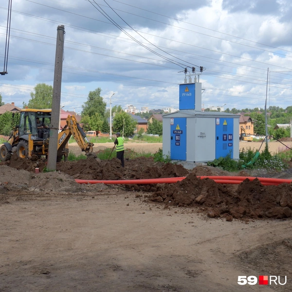 Кроме водоснабжения трубы укладывают и для кабельной канализации | Источник: Кирилл Хафизов / 59.RU
