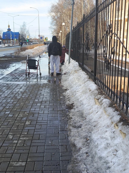 Молодые люди помогли бабушке перебраться через лужу | Источник: «Типичный Ханты-Мансийск» / t.me