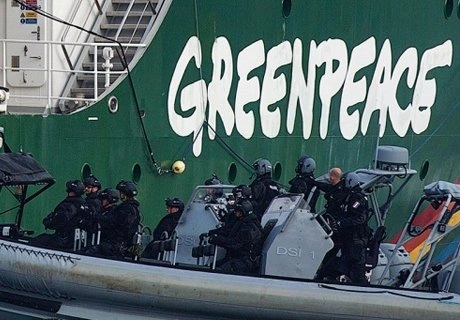 Greenpeace грозит штраф за атаку на российское судно | ya62.ru