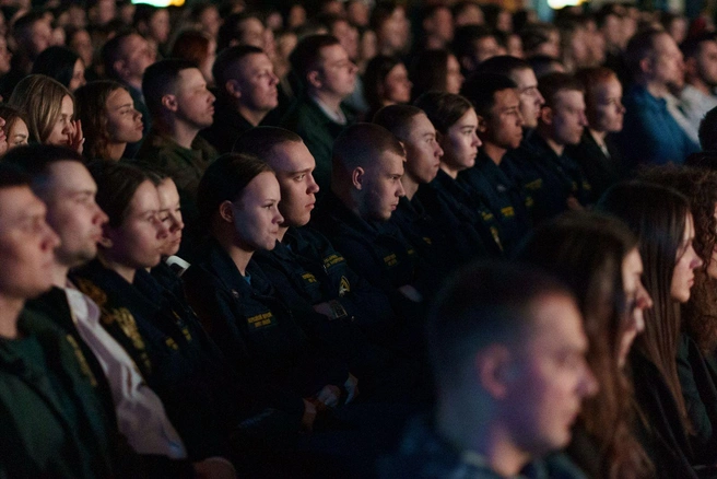 Среди зрителей были добровольцы Всероссийского студенческого корпуса спасателей и рота почетного караула ЦВО | Источник: «Сима-ленд»